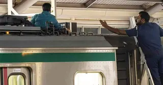 মেট্রোরেলের ছাদে উঠে গেল কিশোর; আজকের মতো চলাচল বন্ধ